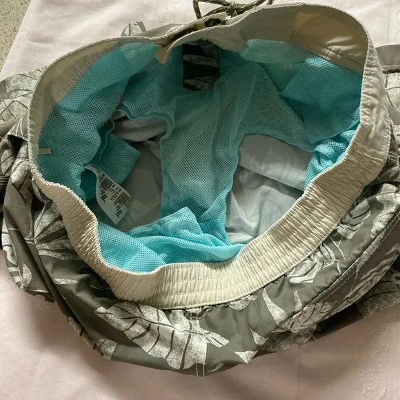 Tommy Bahama Men’s Green and Cream Tropical Board Shorts - Picture 13 of 15